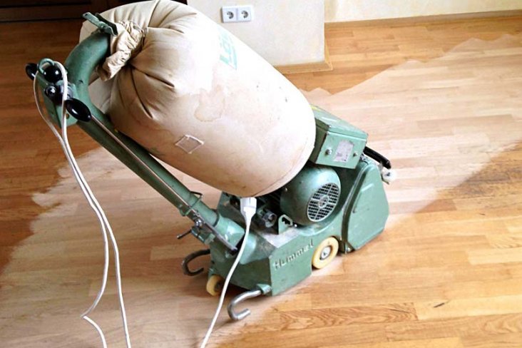 Авито циклевка. Циклевка старого паркета. Машинка для циклевания пола. Циклевание дощатого пола. Авито циклевка.